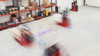 Automatisierte Fahrzeuge von Linde in der Produktionshalle