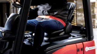 Staplerfahrer nutzt Sicherheitsgurt Linde OrangeBelt™ für erhöhte Betriebssicherheit