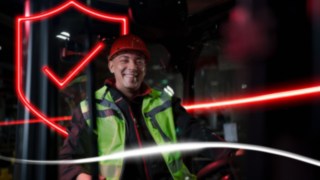 Für mehr Sicherheit im Lager sorgt der Fußgängerwarngurt von Linde Material Handling.
