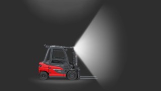 Ein mit dem Linde VertiLight ausgestatteter Gegengewichtsstapler von Linde MH.