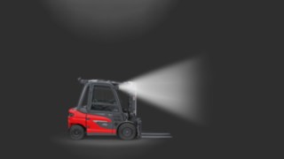 Ein mit LED-Arbeitsscheinwerfern ausgestatteter Gegengewichtsstapler von Linde MH.