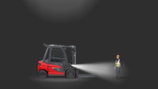 Blendfreie Arbeitsscheinwerfer im Einsatz an einem Gegengewichtsstapler.