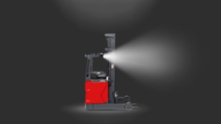 Ein mit den Linde LED-Arbeitsscheinwerfern ausgestatteter Schubmaststapler von Linde MH.