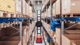 Schmalganggerät von Linde Material Handling im Einsatz.