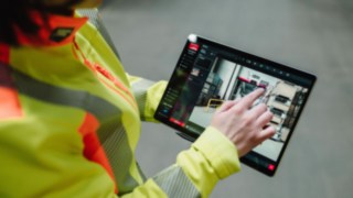 Ein Tablet hilft bei der Sicherheitsberatung von Linde MH.