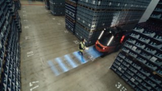 Das Assistenzsystem Linde Reverse Assist Radar erkennt einen Fußgänger im rückwärtigen Fahrbereich des Staplers.