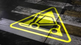 Gelbes Warnsymbol des stationären Warn-Projektors.