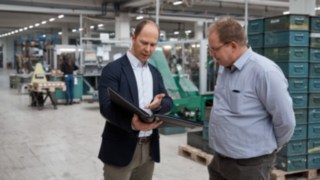 Mitarbeiter der Reinheimer Grass GmbH im Gespräch