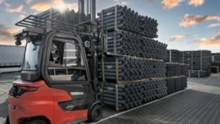 Die vollintegrierte Li-ION-Batterie sorgt gemeinsam mit der 90-Volt-Technologie und den neuen Synchron-Reluktanzmotoren für herausragende Performance. Der E-Stapler Xi20 PH bei Ostendorf im Einsatz auf dem Außengelände.