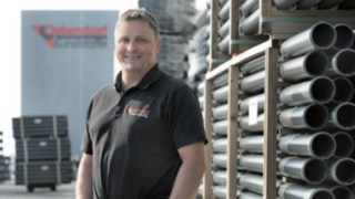 Marco Schillmöller steht vor dem Gebäude der Gebr. Ostendorf Kunststoffe in Vechta.