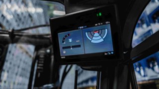 Über das 7-Zoll-Display erhält der Fahrer visuelle Warnsignale Über das 7-Zoll-Display erhält der Fahrer visuelle Warnsignale