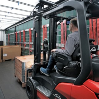 Ein Stapler von Linde MH belädt einen LKW