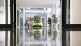 Reinigungsroboter im Bürogebäude