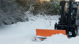 Schneeeschieber und Streuwagen